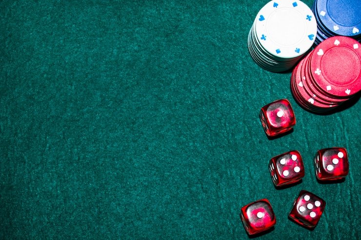 Pengguna ponsel membaca panduan privasi